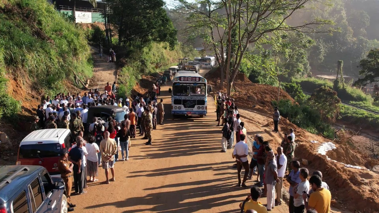 பல நிபந்தனைகளுடன் நாவலப்பிட்டி – கண்டி வீதி திறப்பு