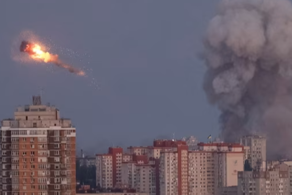 ரஷ்ய ஏவுகணை எரிபொருள் ஆலைகள் மீது அதிரடி தாக்குதல்